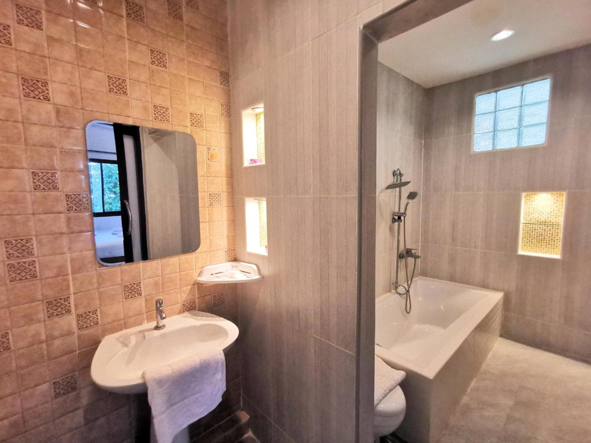 Kan Home Hotel Канчанабури Екстериор снимка